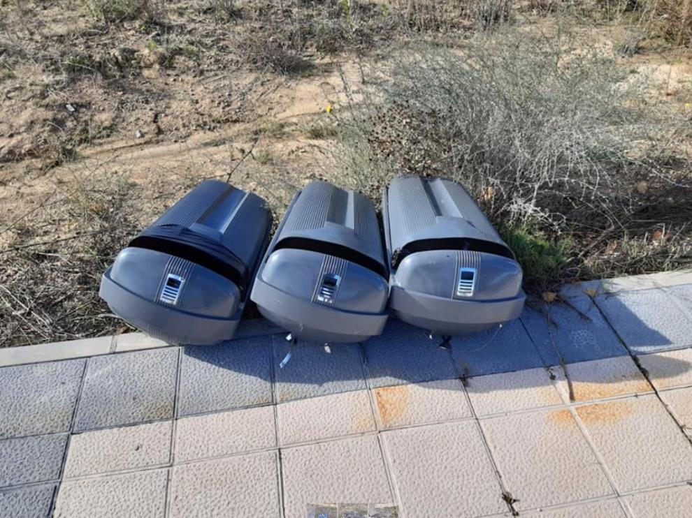 Algunos de los depósito arrancados y tiranos sobre la acera.