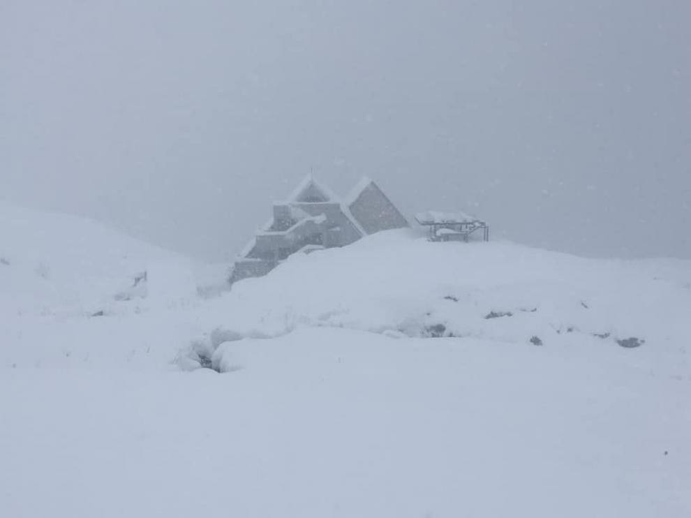 Imagen del refugio de Respomuso, en Sallent de Gállego, el que acumula mayores espesores, 110 centímetros.