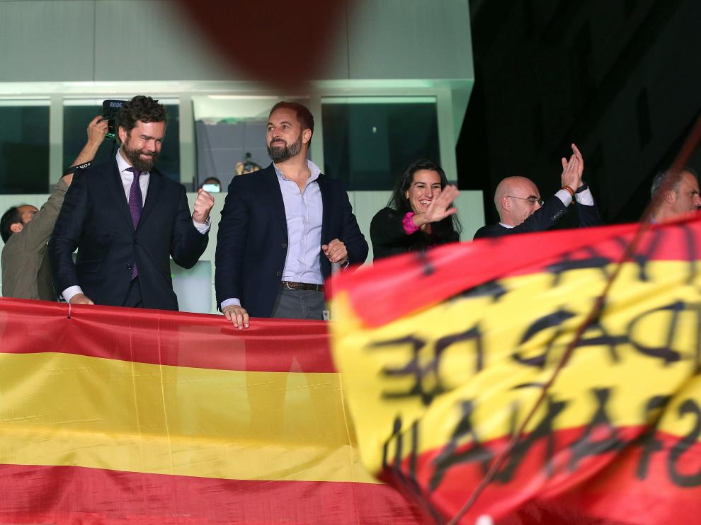Abascal saluda a los simpatizantes de Vox desde la sede del partido