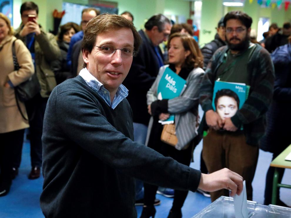 El alcalde de Madrid, Martínez Almeida, ha votado en la capital de España.