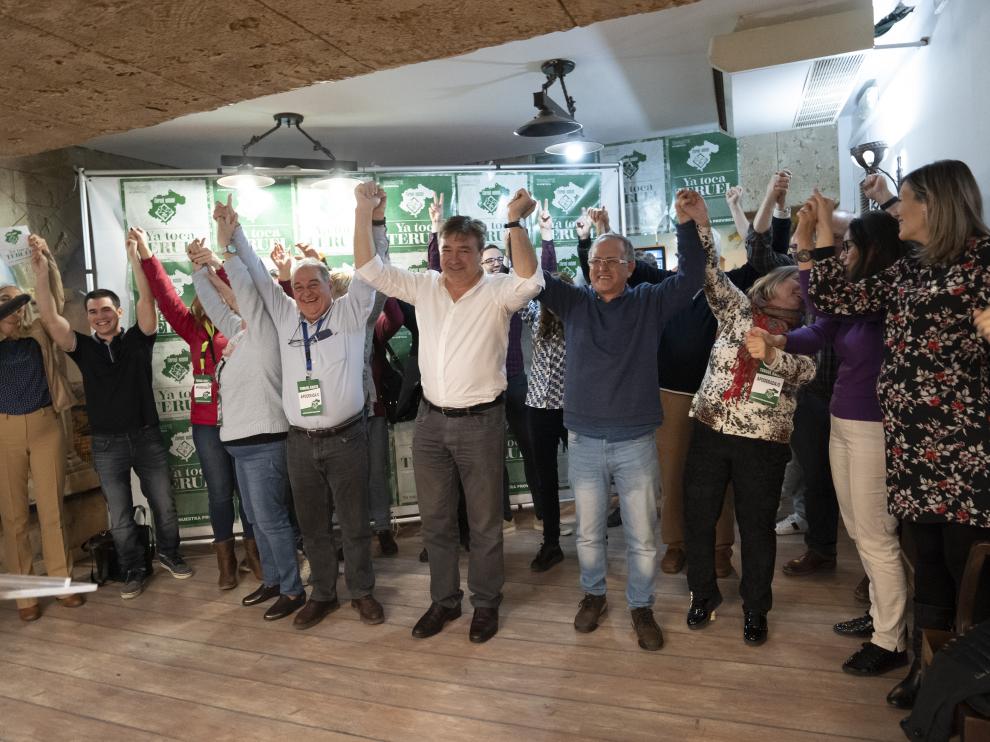 Los miembros de las candidaturas de Teruel Existe y simpatizantes celebran el resultado electoral.