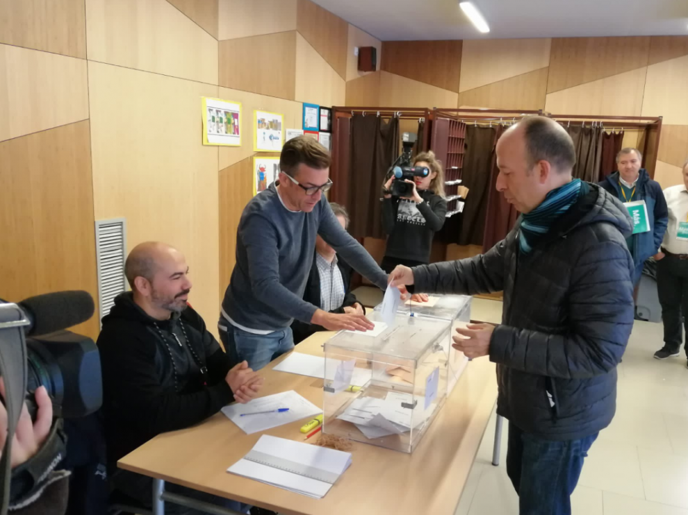 Carmelo Asensio, en el momento de ejercer su derecho al voto esta mañana en Zaragoza.