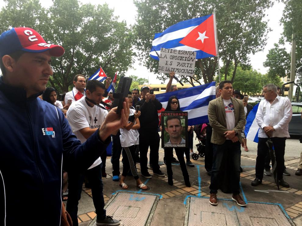 Algunos cubanos pidieron ayer desde Miami que los reyes tengan una audiencia con los disidentes.
