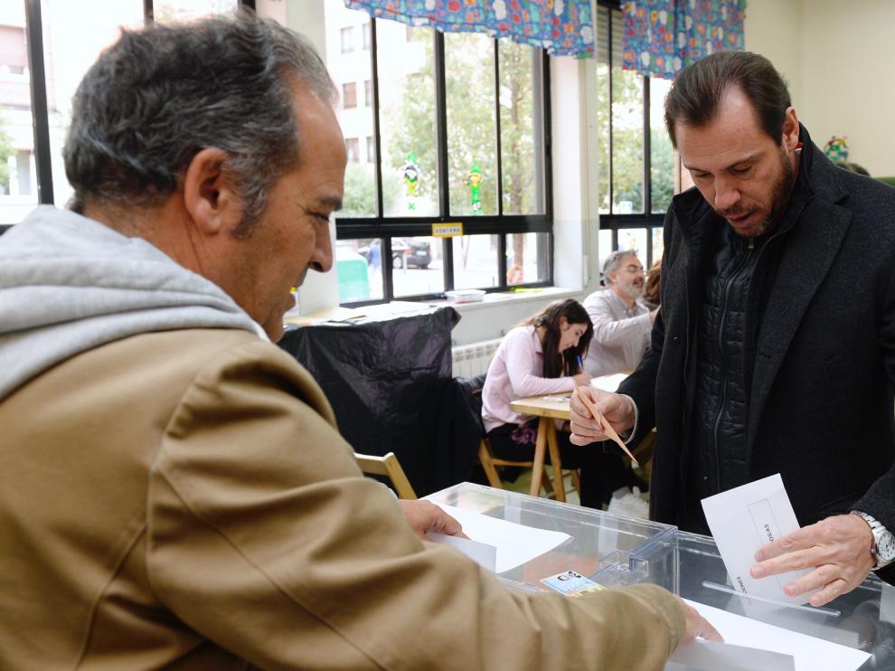 El alcalde de Valladolid y portavoz de la Ejecutiva Federal del PSOE, Óscar Puente, deposita su voto en el Colegio Ponce de León, en la capital vallisoletana