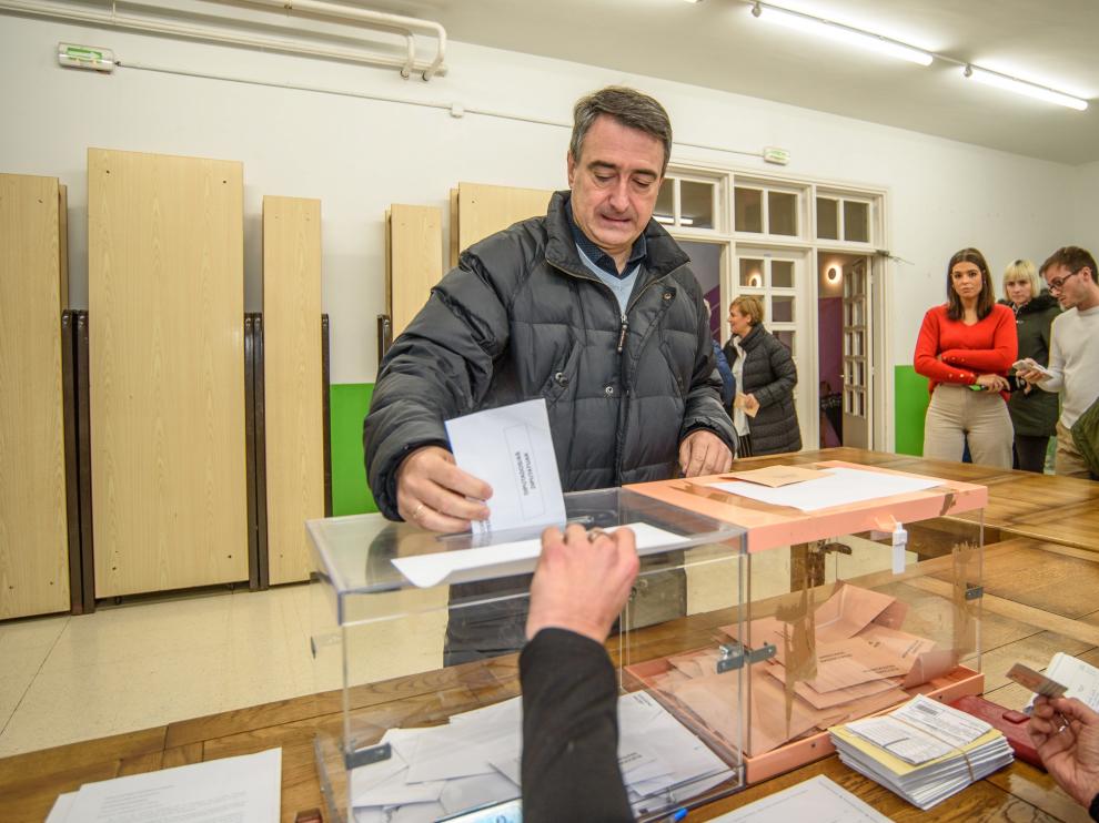 El cabeza de lista del PNV al Congreso por Vizcaya, Aitor Esteban, vota en un colegio electoral de la localidad vizcaína de Zeberio.