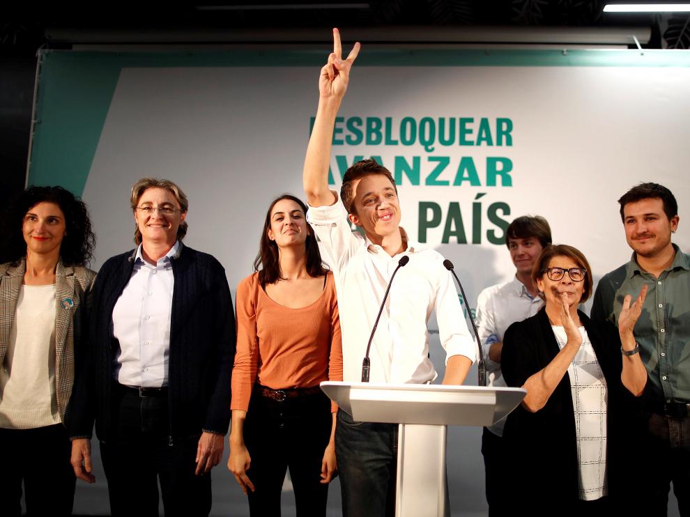 El candidato al Congreso por Más País, Ïñigo Errrejón (en el centro), en su comparecencia para valorar los resultados de las elecciones.