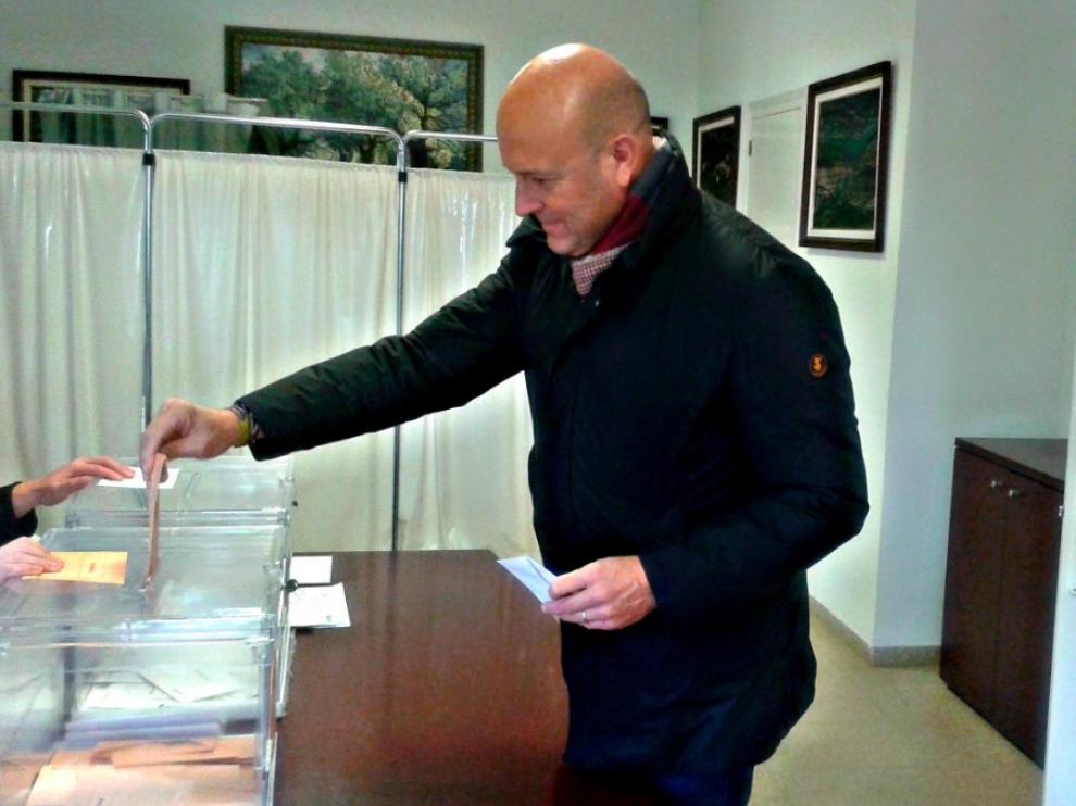 El candidato de Vox al Congreso por Huesca, Pablo Ciprés, ha votado en el Ayuntamiento de Nueno a las 11 de la mañana.