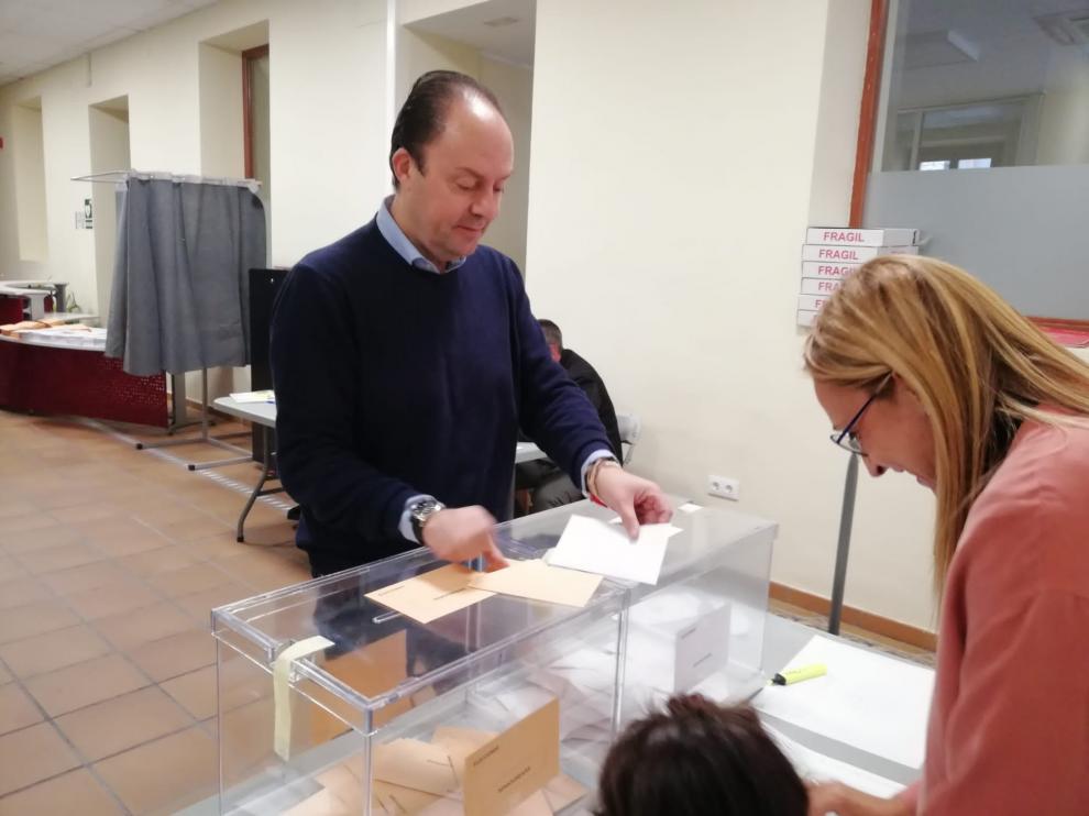El número 3 del PSOE al Senado por Zaragoza, Víctor Ruiz, ha votado en el colegio electoral de Sancho y Gil en Calatayud