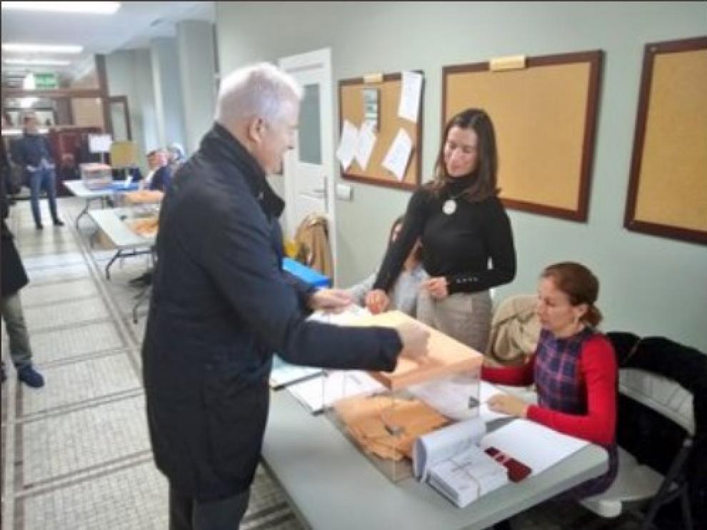 Eloy Suárez ejerce su derecho al voto en la Confederación Hidrográfica del Ebro.