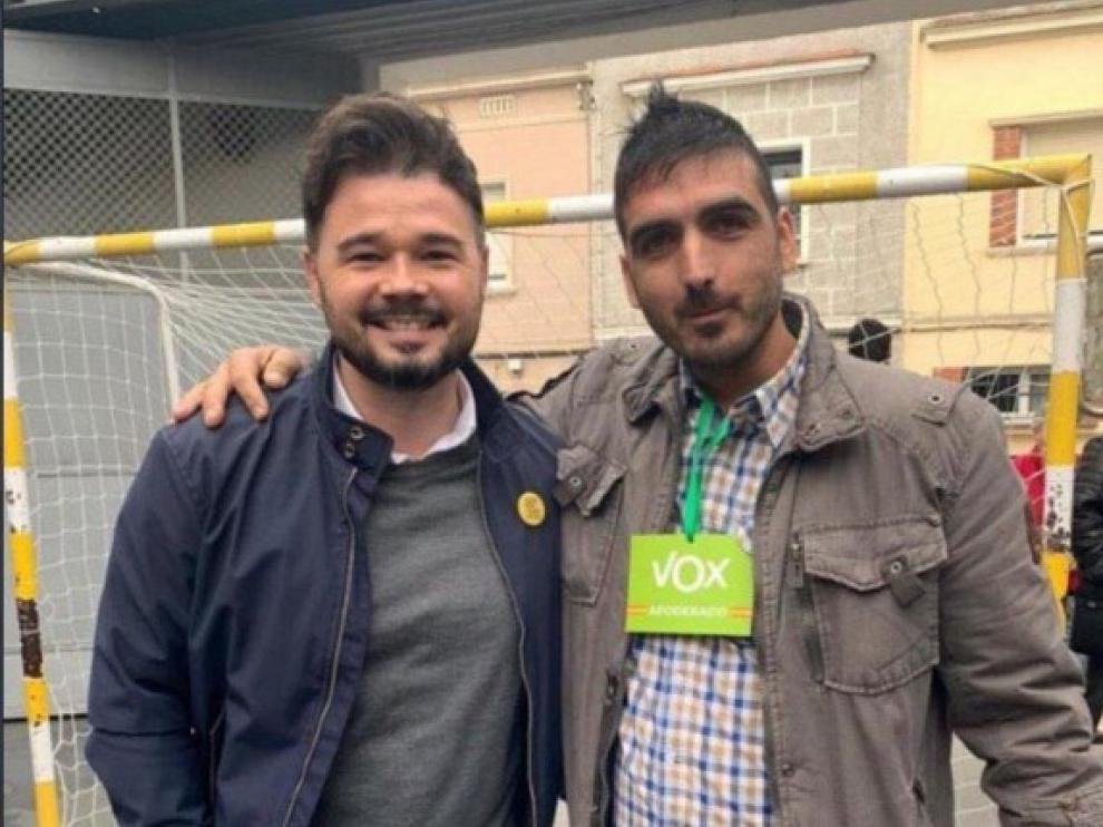 Gabriel Rufián, con un interventor de Vox en un colegio electoral de Sabadell.