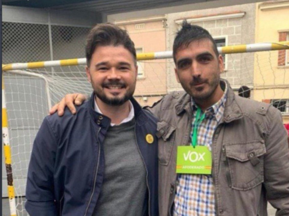 Gabriel Rufián ha encendido las redes sociales tras posar con un apoderado de Vox en su colegio electoral