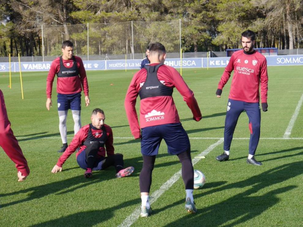 Los suplentes y no convocados ante el Oviedo entrenaron este domingo sobre el césped de El Alcoraz.