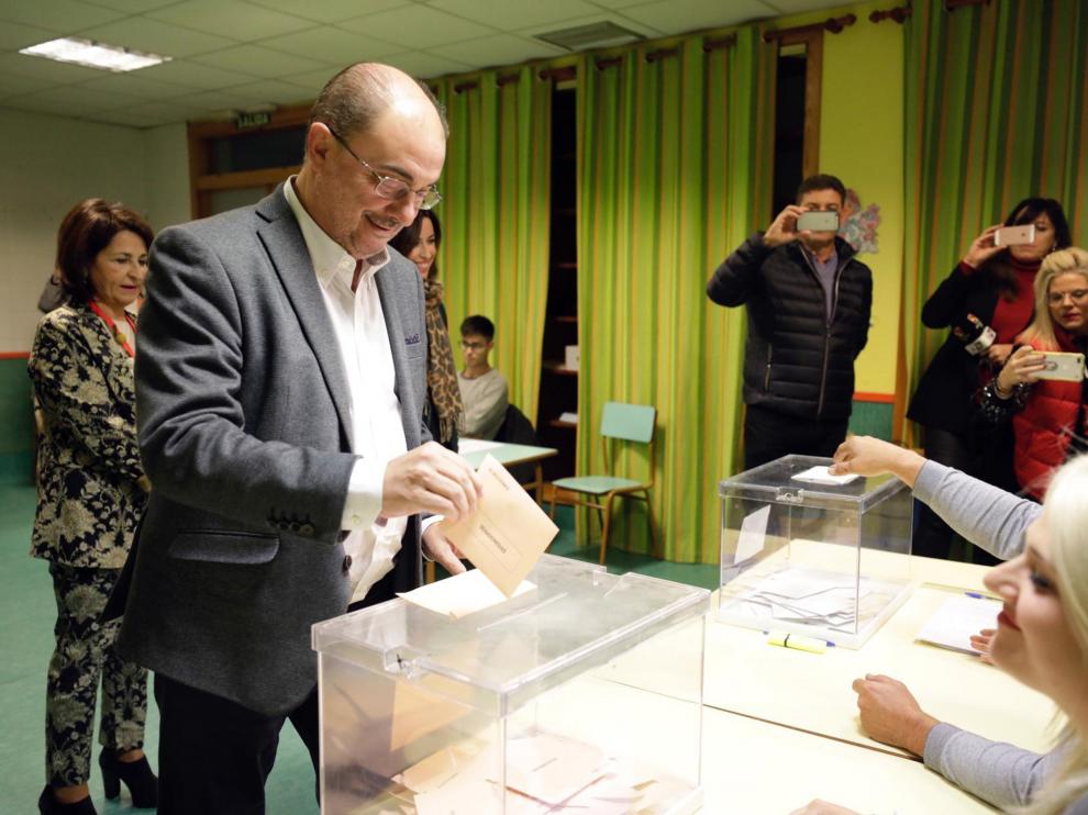 Javier Lambán votando este domingo en Ejea de los Caballeros.