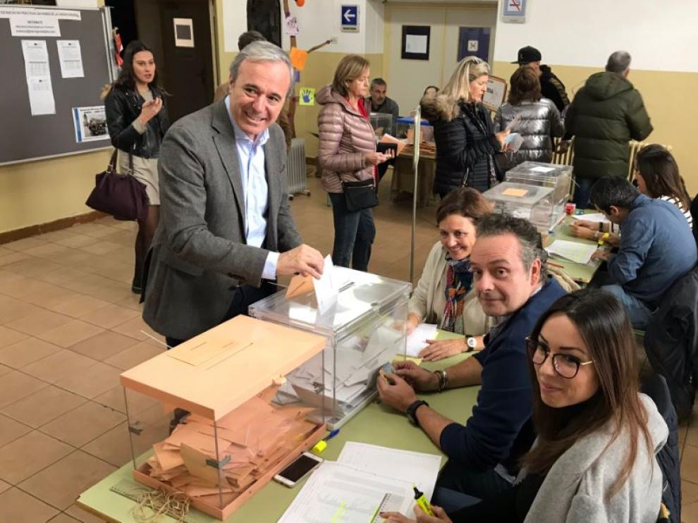 Jorge Azcón ejerce su derecho al voto en la capital aragonesa.