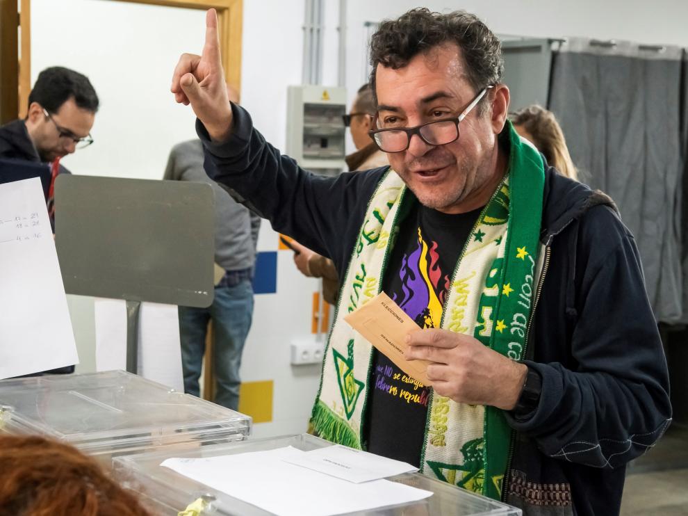 Jornada sin incidentes, aunque con anécdotas, en los colegios electorales de toda España.