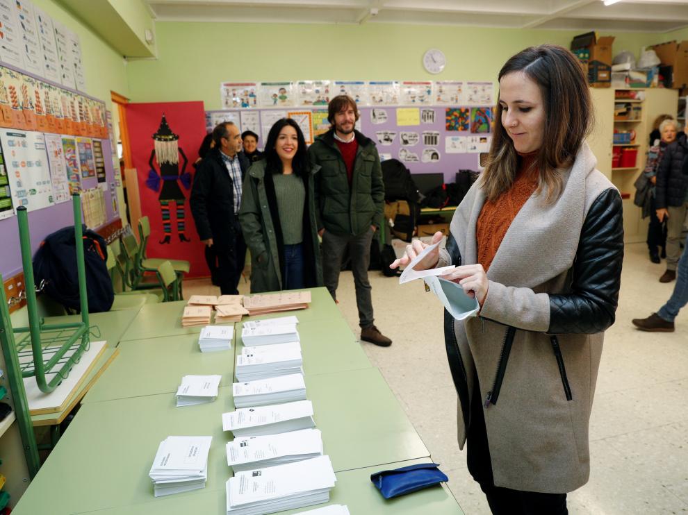 La cabeza de lista al Congreso de los Diputados por Unidas Podemos en Navarra, Ione Belarra, ejerce su derecho al voto en un colegio de Pamplona
