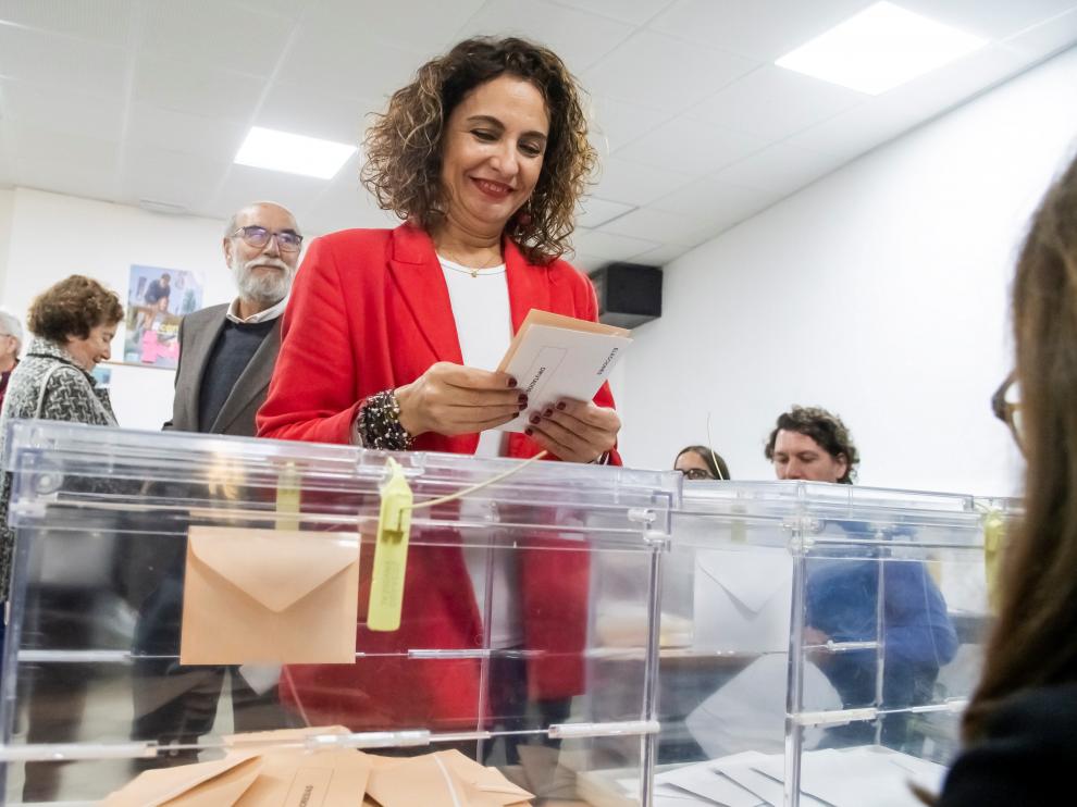 La ministra de Hacienda en funciones y cabeza de lista del PSOE al Congreso por Sevilla, María Jesús Montero, ejerce su derecho al voto