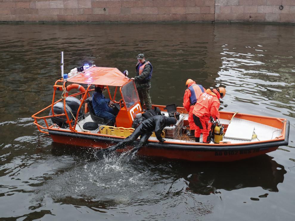 Los equipos de rescate trabajan en el río Moika de San Petersburgo a la búsqueda de pruebas.