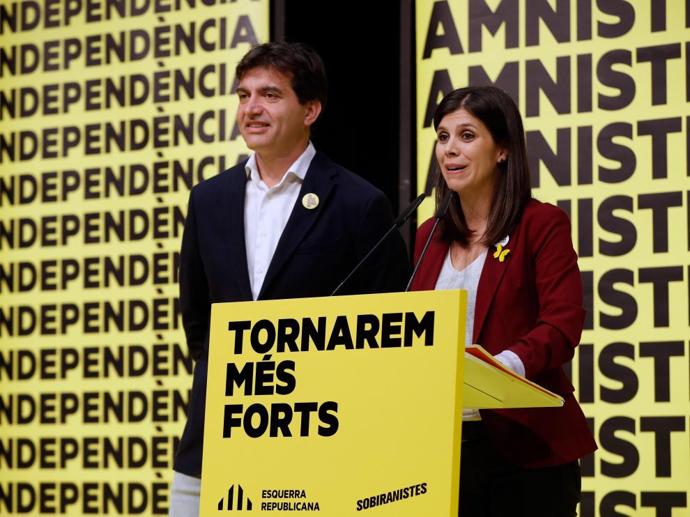 Los portavoces de ERC, Marta Vilallta y Sergi Sabrià, atienden a los medios de comunicación en la noche electoral.
