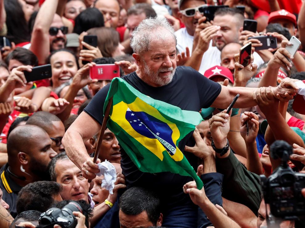 Seguidores de Lula jalean al expresidente en su primer día en libertad tras cumplir condena.