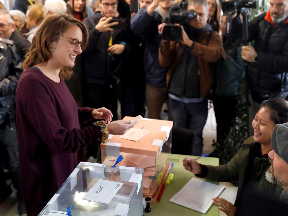 Mireia Vehí (CUP) ejerce su derecho al voto.