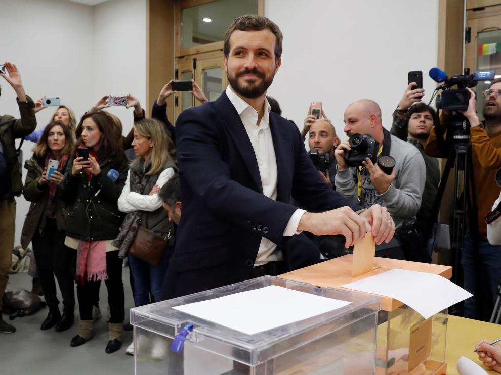 El líder del Partido Popular, Pablo Casado, ejerce su derecho al voto.
