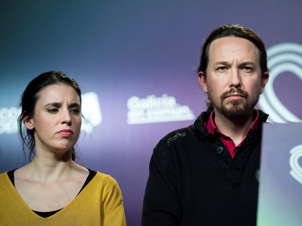 Pablo Iglesias con Irene Montero tras conocer los resultados electorales.