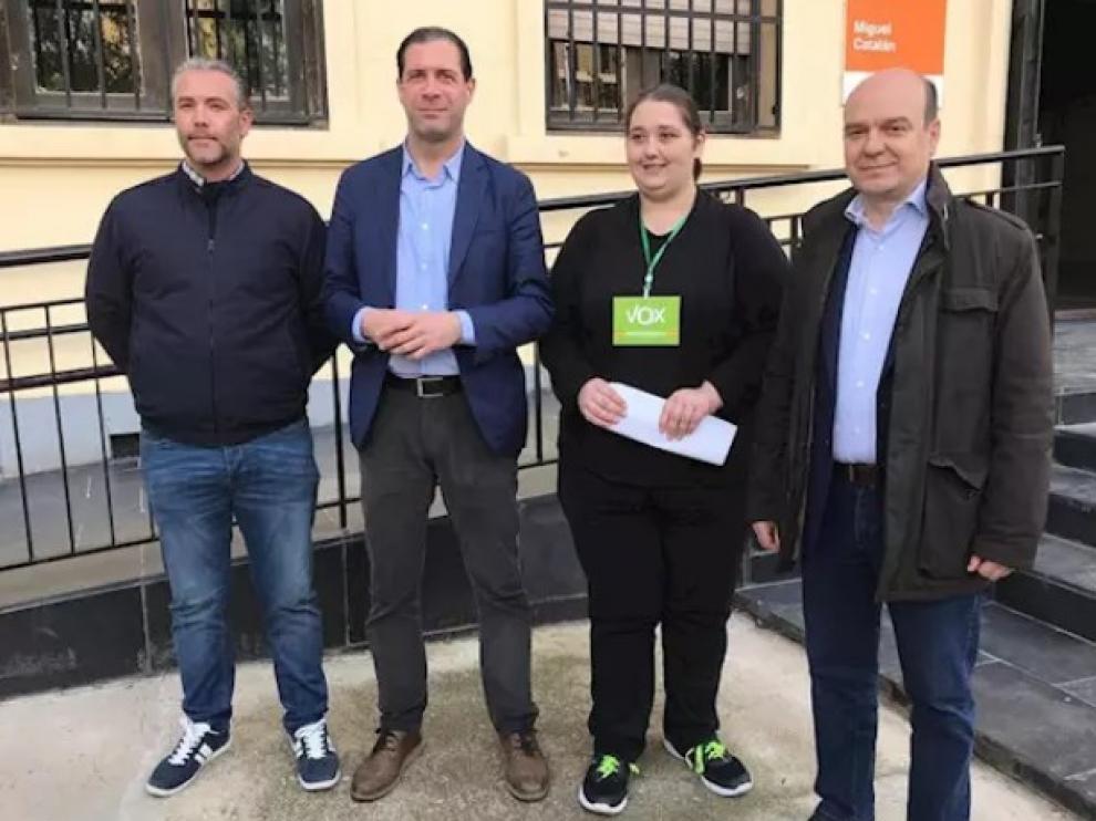 Pedro Fernández (segundo por la izquierda), en un colegio electoral de Zaragoza.