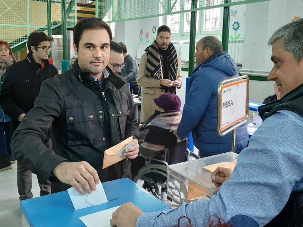 Rodrigo Gómez vota en el colegio de los Escolapios.