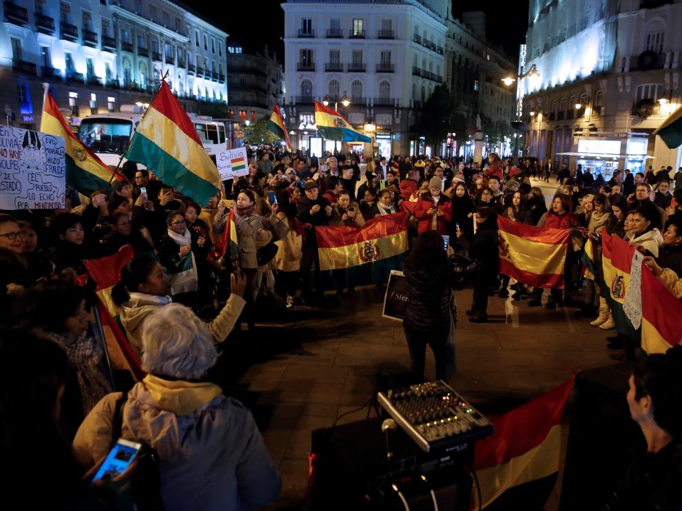 Decenas de personas se concentraron la noche del domingo en Madrid tras la renuncia de Morales