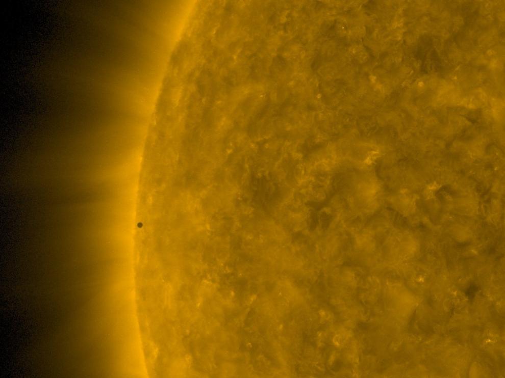 Mercurio se muestra como un pequeño punto ante la estrella