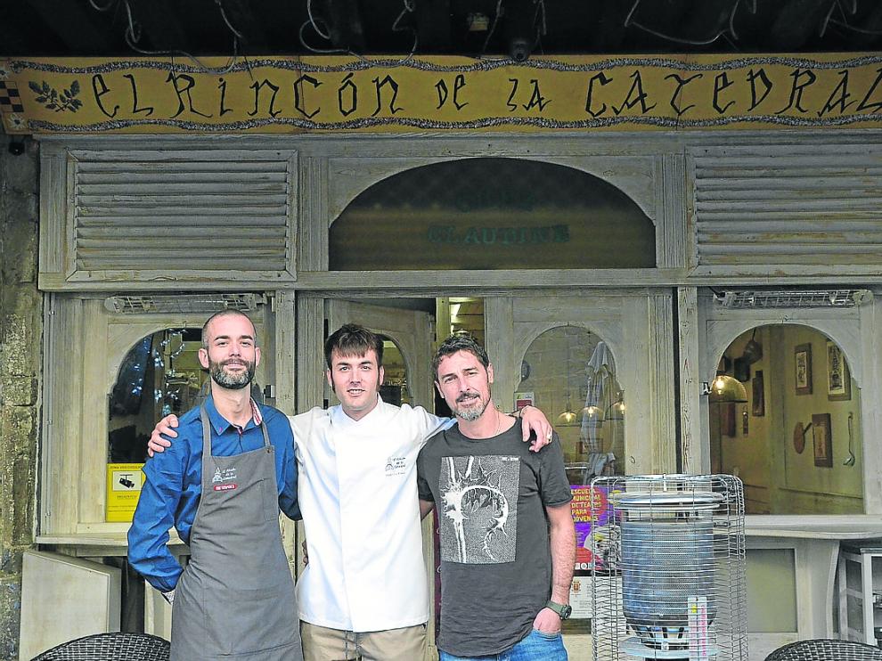 Borja Saavedra, Alejandro Enériz y Luca Chirizzi posan ante el restaurante.