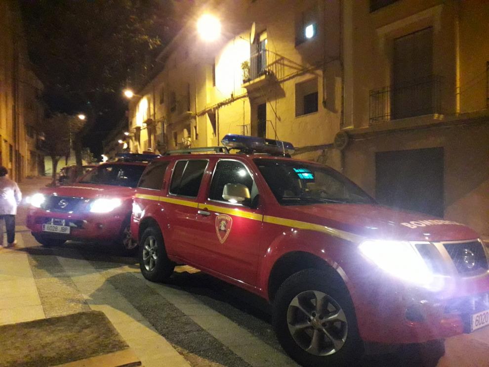 Los vehículos del parque de bomberos de Tarazona, esta tarde, en el lugar del incendio.