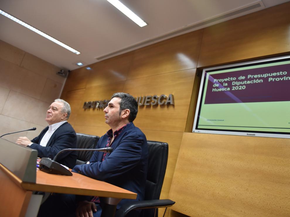 Miguel Gracia, presidente de la Diputación, y el concejal de Hacienda, Fernando Sánchez, en la presentación de los presupuestos