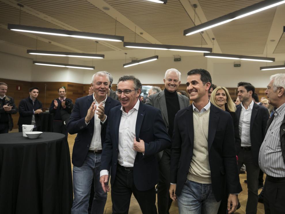 Beamonte junto a los candidatos Eloy Suárez y Pedro Navarro, este domingo, en el hotel zaragozano donde el PP-Arahón ha seguido los resultados del 10-N.