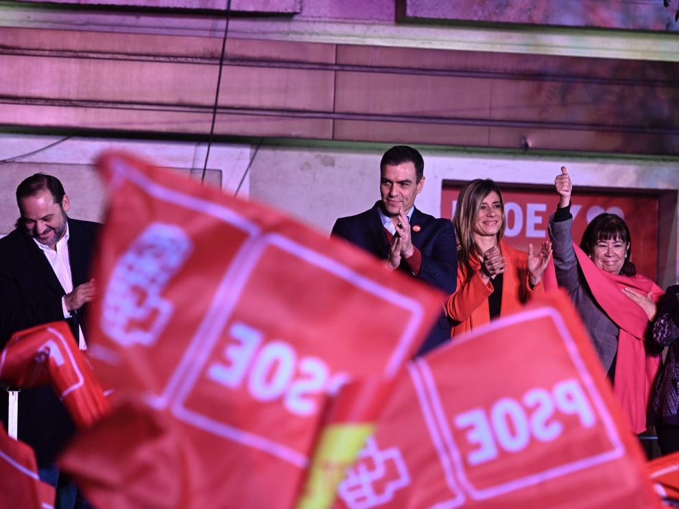 Pedro Sánchez ante la sede de Ferraz este domingo.