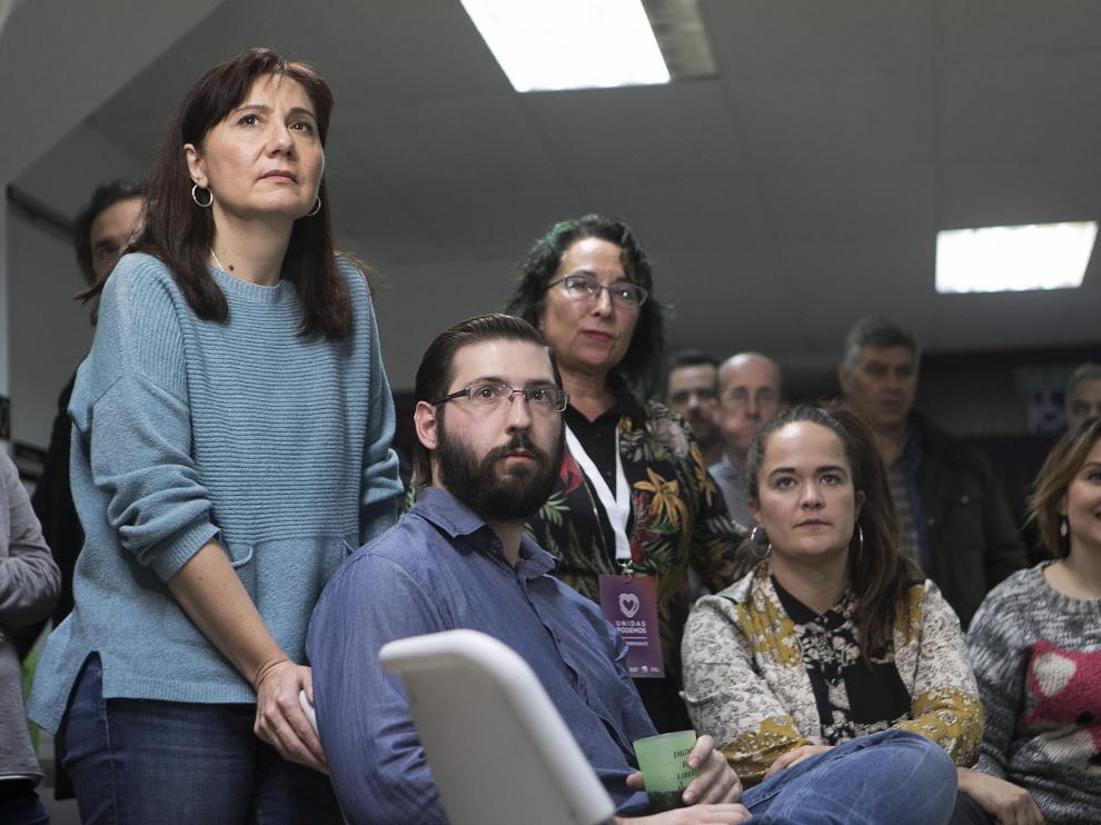 La candidata de Unidas Podemos al Senado, Yolanda Sancho (de pie, a la izquierda), con otros compañeros del partido cuando han escuchado a su líder Pablo Iglesias.