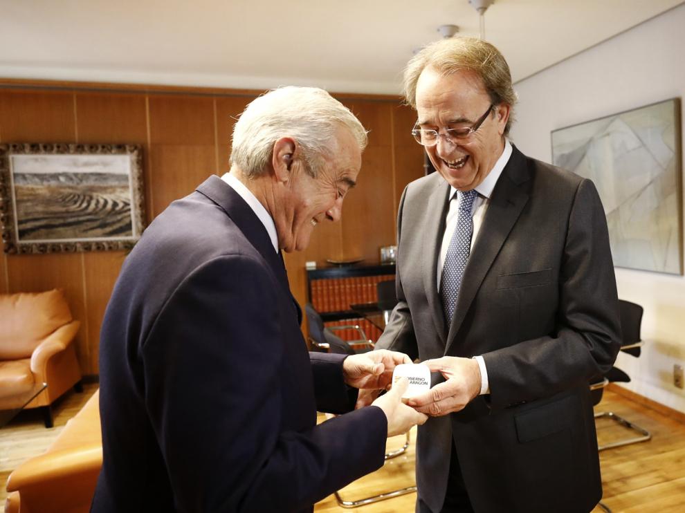 El consejero de Hacienda, Carlos Pérez Anadón, entrega una memoria con el borrador de presupuestos al presidente de las Cortes, Javier Sada.