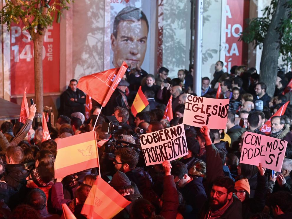 Simpatizantes socialistas celebran los resultados en la elecciones generales celebradas hoy Domingo, en los exteriores del PSOE en Madrid.