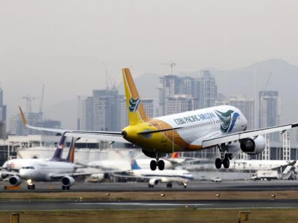 Un avión despega del Aeropuerto de Manila.