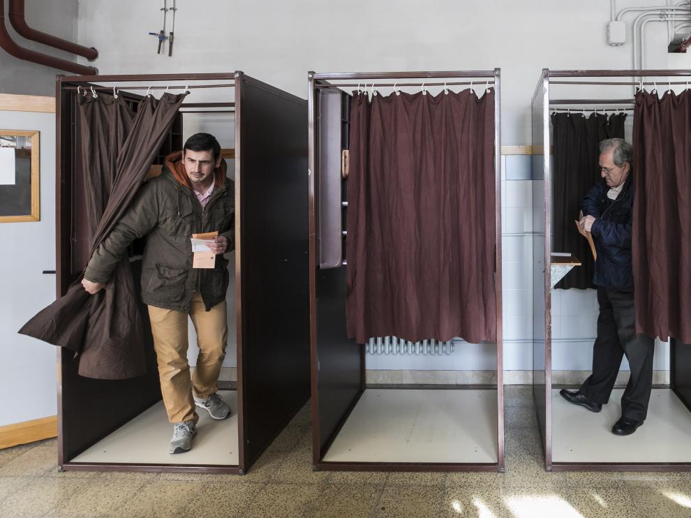 Uno de los colegios electorales de Zaragoza, durante las votaciones.