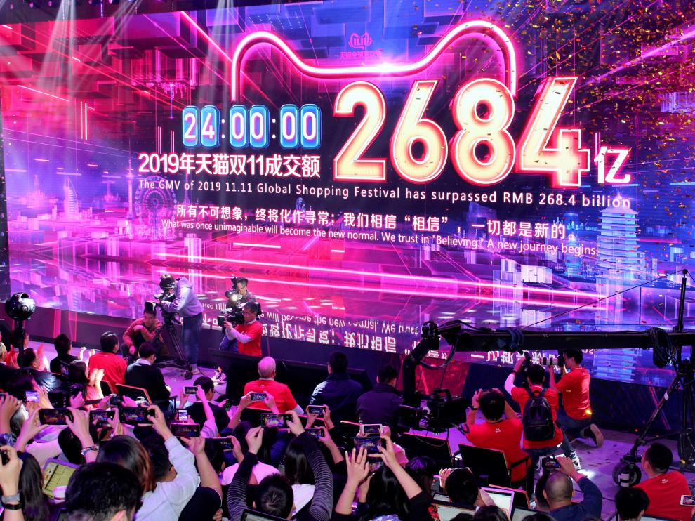 Vista de la sede de Grupo Alibaba en la ciudad china de Hangzhou este lunes, el festival por excelencia de las compras en China, el Doble Once o Día del Soltero, que ha vuelto a batir récords