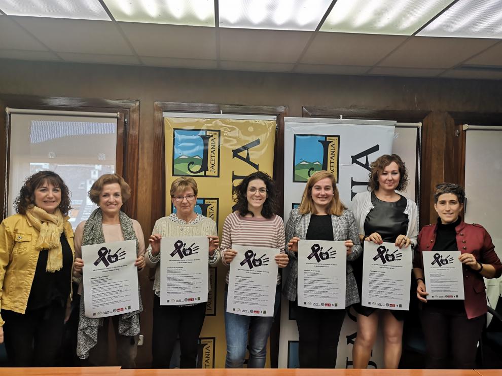 En la foto (de izda. a dcha.) Victoria Mora (técnico de Acción social de Comarca), Elena Caballé (Asociación Doña Sancha), Merche Castán (Agrupación local PSOE Jaca), Laura Climente (consejera comarcal de Acción social), Olvido Moratinos (concejal de Mu