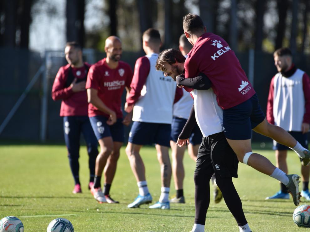 Escriche se sube sobre Eugeni, en el entrenamiento de este martes de la SD Huesca.