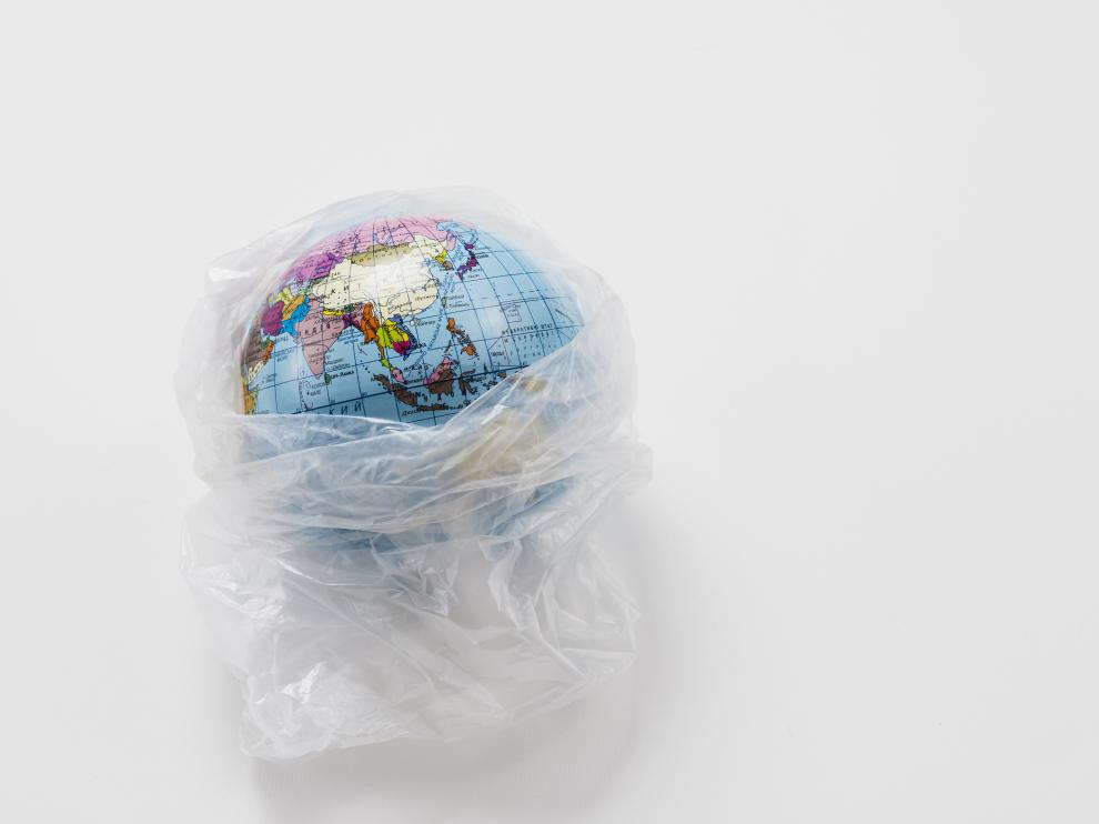 Cada año, se generan en el mundo centenares de kilos de residuos plásticos por persona, de los que solo se recicla un 20%
