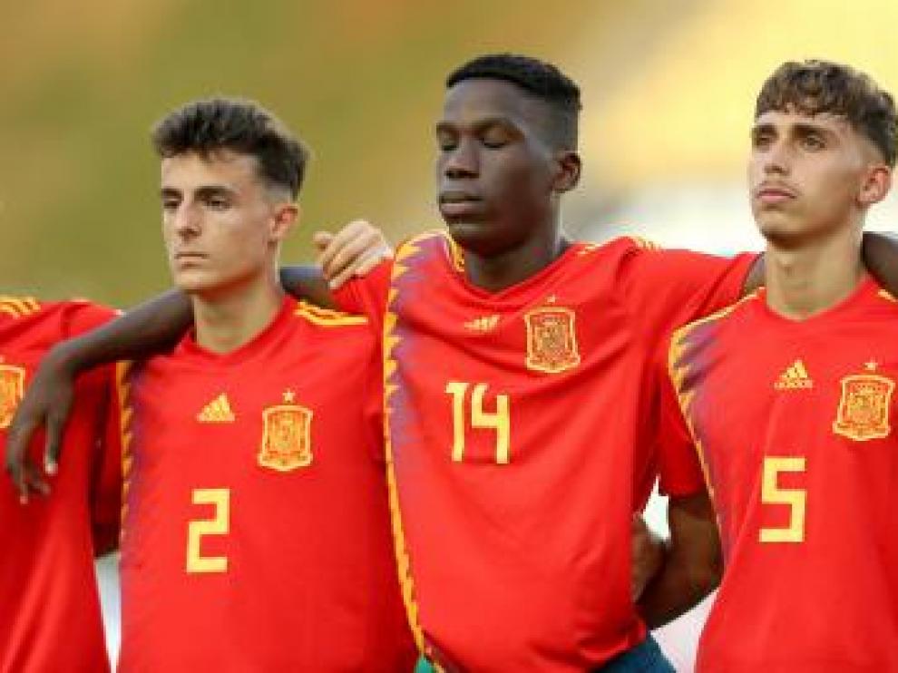 Alejandro Francés, con el dorsal 2, en el partido de la selección española sub 17 contra Tayikistán en el que fue titular.