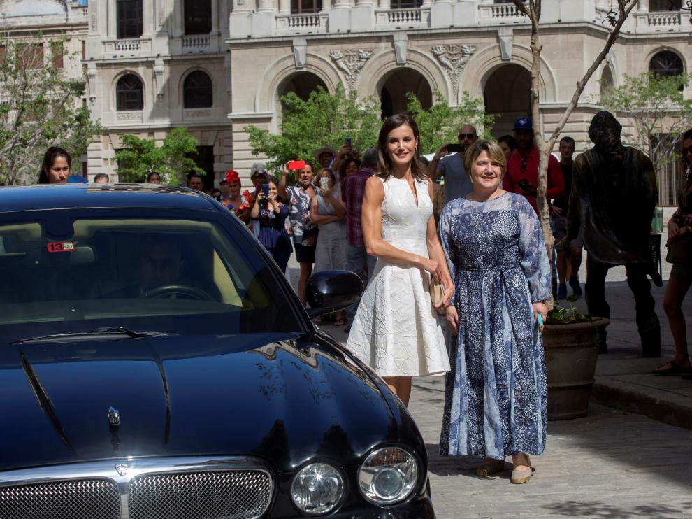 La reina Letizia explora La Habana Vieja ante la expectación de los cubanos
