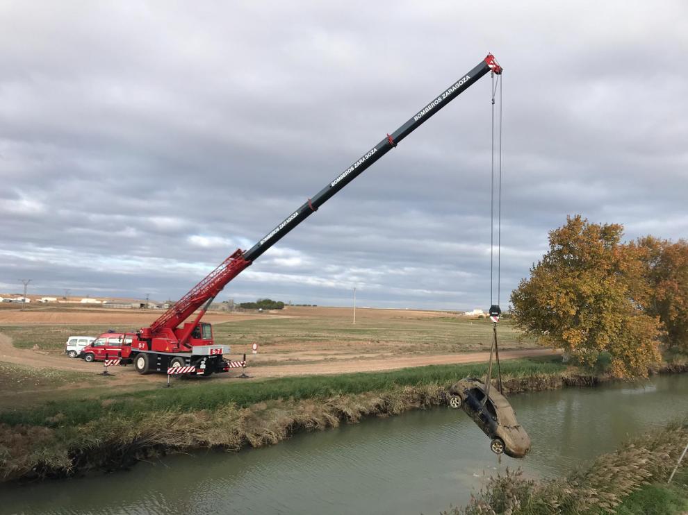 Los bomberos extraen un coche robado del Canal Imperial.