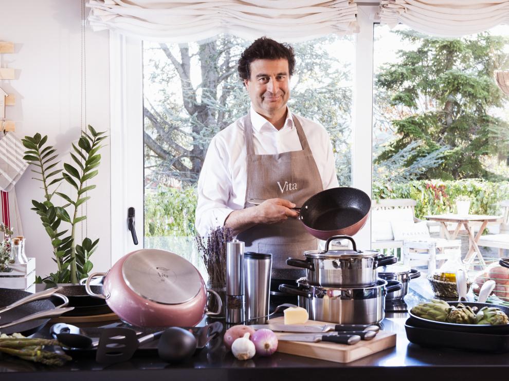 Pepe Rodríguez, embajador de Bergner y jurado de Masterchef, posa junto con la colección Vita de San Ignacio.