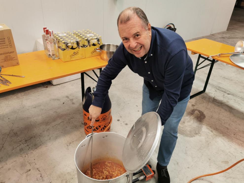 Miguel Ángel de Dios, cofrade mayor del Desarme de Oviedo y voluntario de la QH, ha elaborado los garbanzos y los callos.